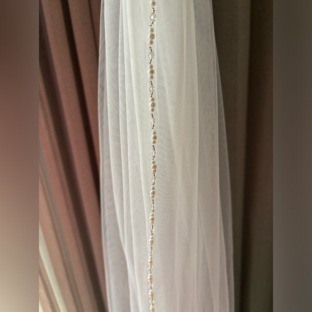 Veil with pearl trim